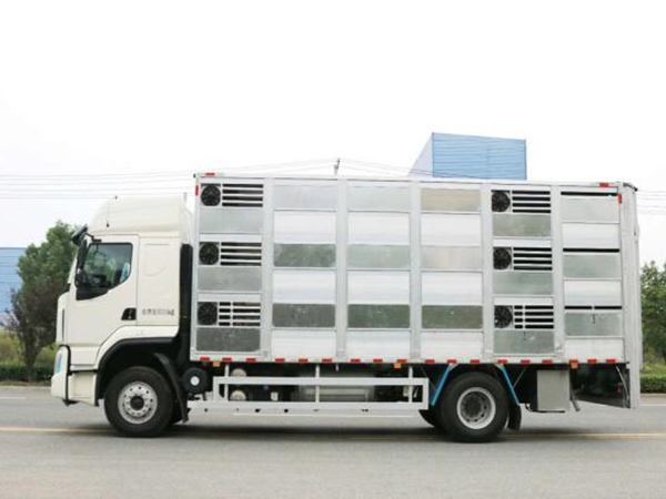 東風(fēng)天錦6.8米畜禽運輸車
