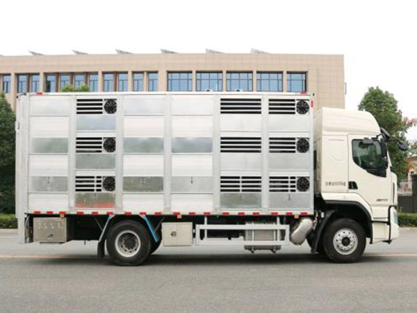 東風(fēng)天錦6.8米畜禽運輸車
