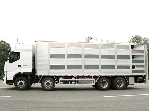 柳汽9.6米畜禽運輸車