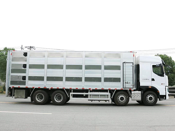 重汽9.6米畜禽運(yùn)輸車