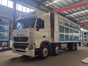 重汽9.6米畜禽運(yùn)輸車