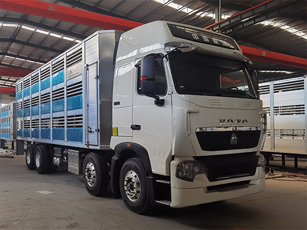 重汽9.6米畜禽運(yùn)輸車