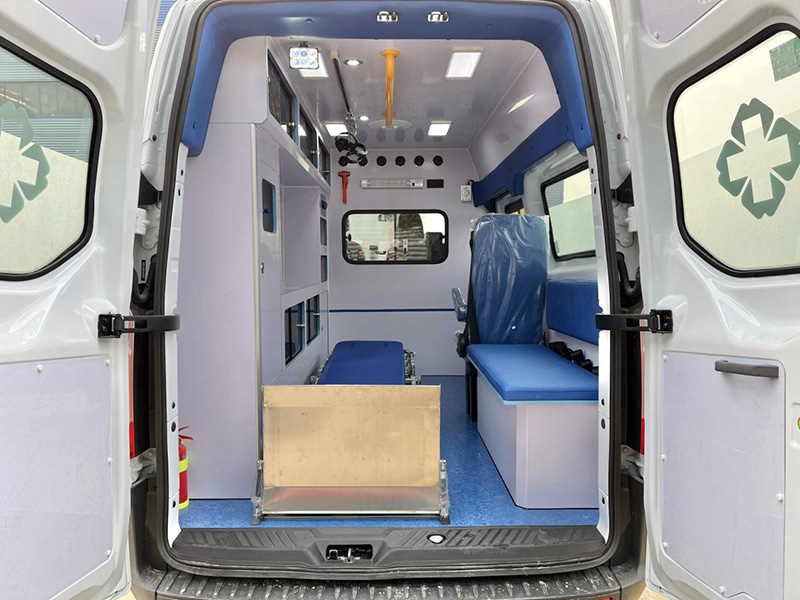 新全順中軸中頂柴油版救護(hù)車