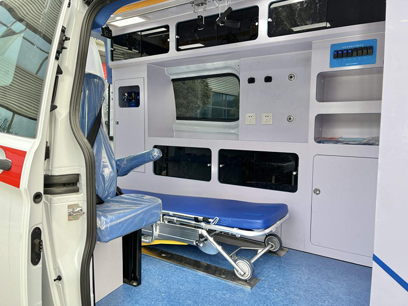 新全順中軸中頂柴油版救護(hù)車