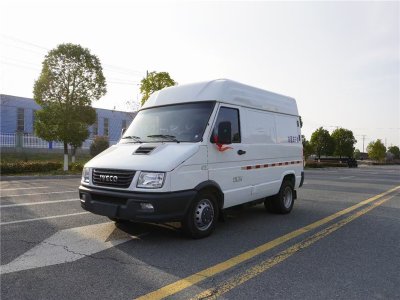 南京依維柯短軸面包冷藏車(chē)