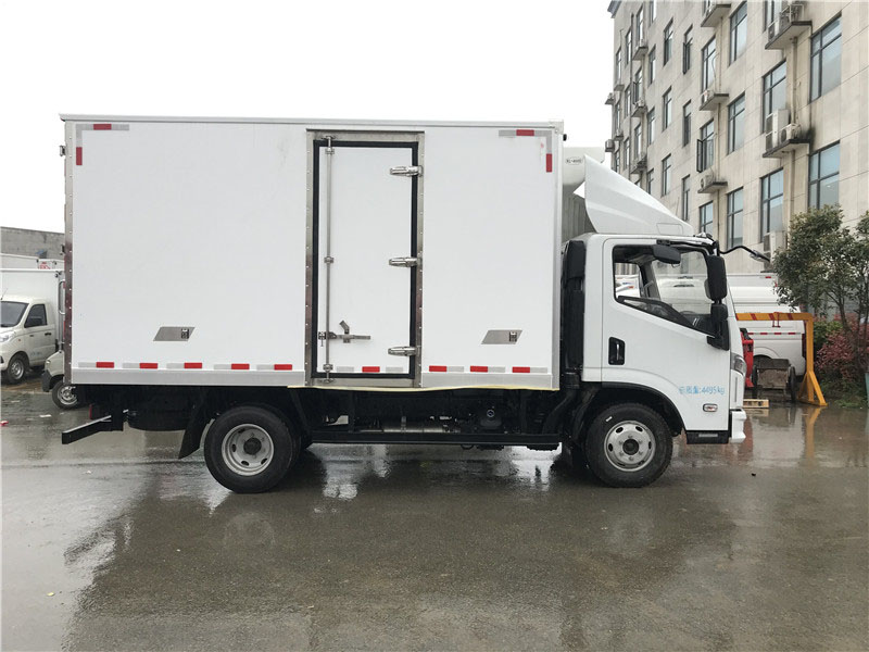 上汽躍進C500自動擋4.2米冷藏車