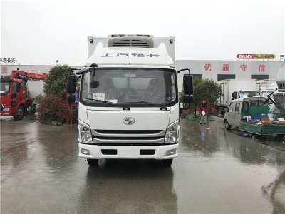 上汽躍進C500自動擋4.2米冷藏車