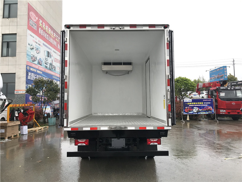 上汽躍進C500自動擋4.2米冷藏車