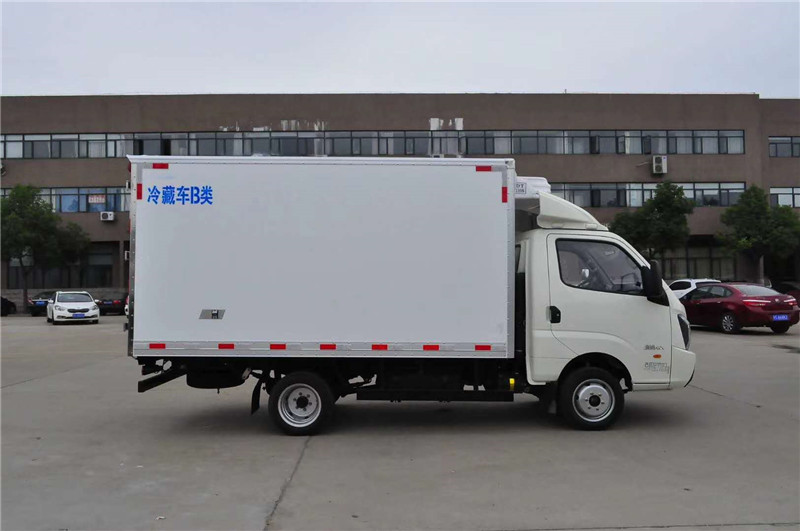 飛碟締途3.8米柴油版冷藏車