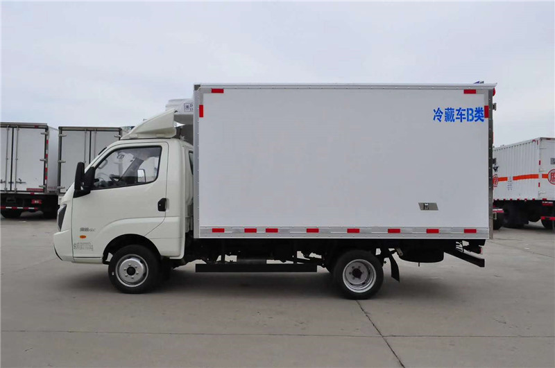 飛碟締途3.8米柴油版冷藏車