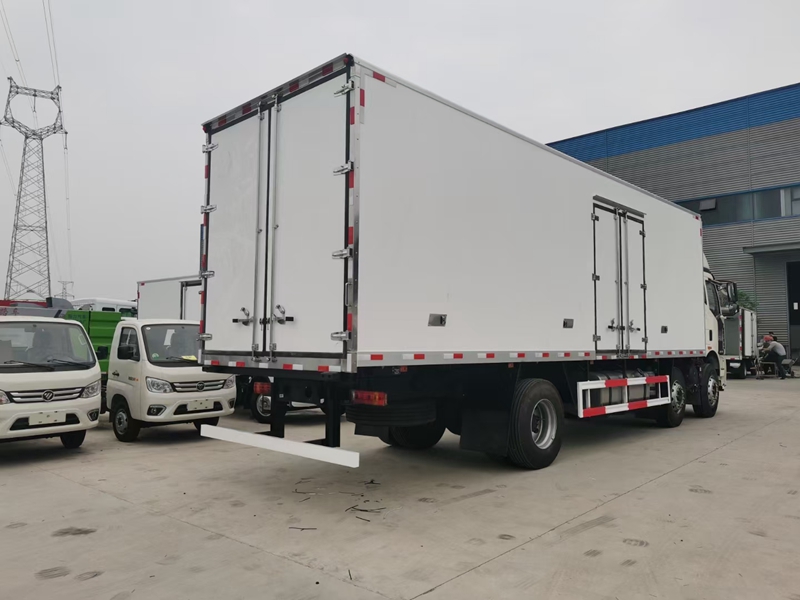 解放J6L小三軸冷藏車(chē)