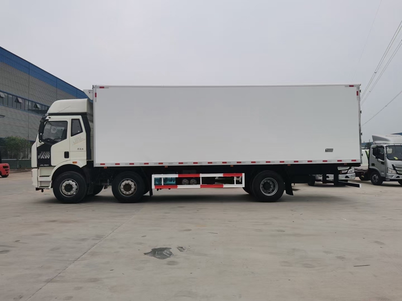 解放J6L小三軸冷藏車(chē)