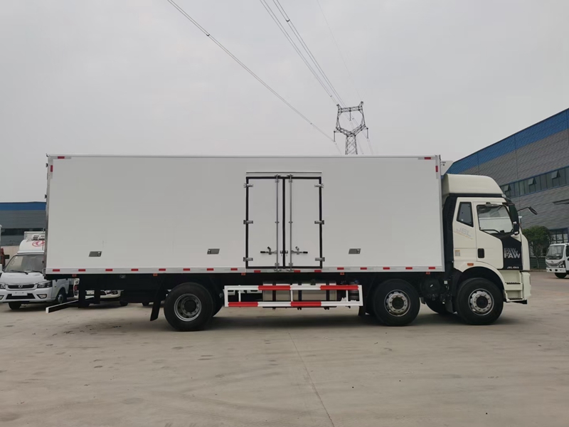 解放J6L小三軸冷藏車(chē)