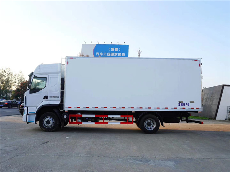 柳汽乘龍高頂雙臥6.8米冷藏車