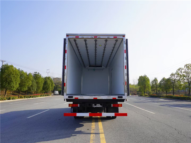 東風(fēng)天錦KR高頂雙臥6.8米冷藏車