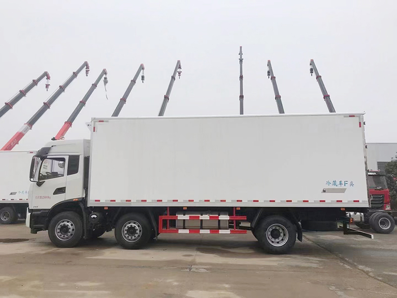 東風(fēng)天錦KR小三軸高頂雙臥冷藏車