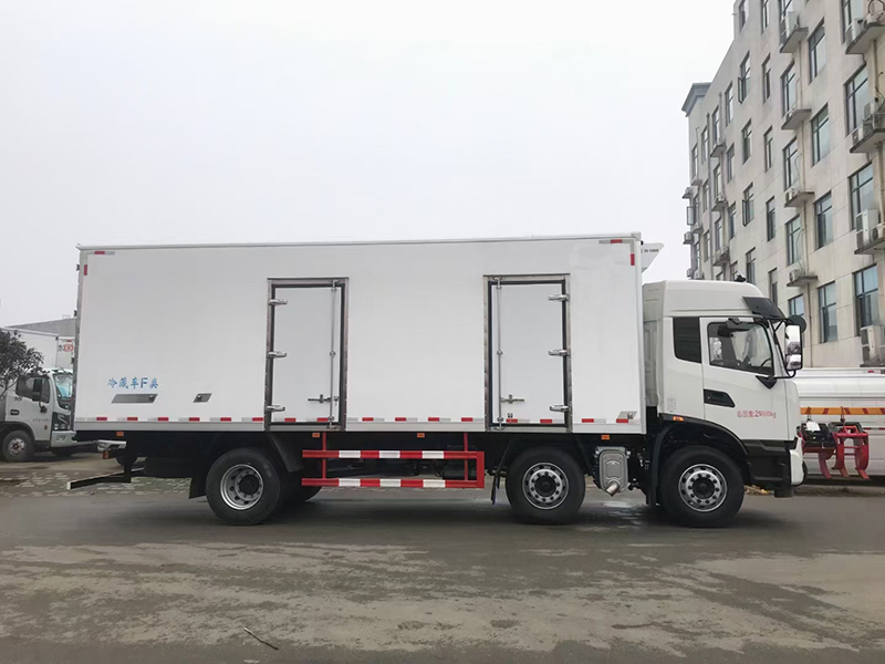 東風(fēng)天錦KR小三軸高頂雙臥冷藏車