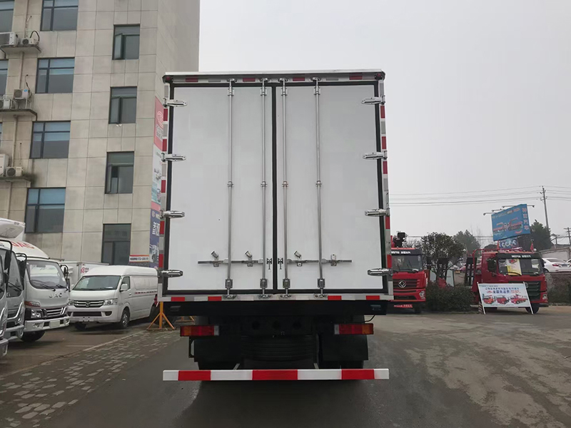 東風(fēng)天錦KR小三軸高頂雙臥冷藏車