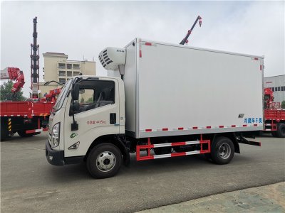 江鈴凱運(yùn)4.2米肉鉤冷藏車(chē)