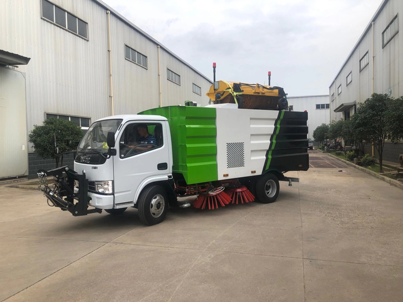 東風小多利卡掃路車