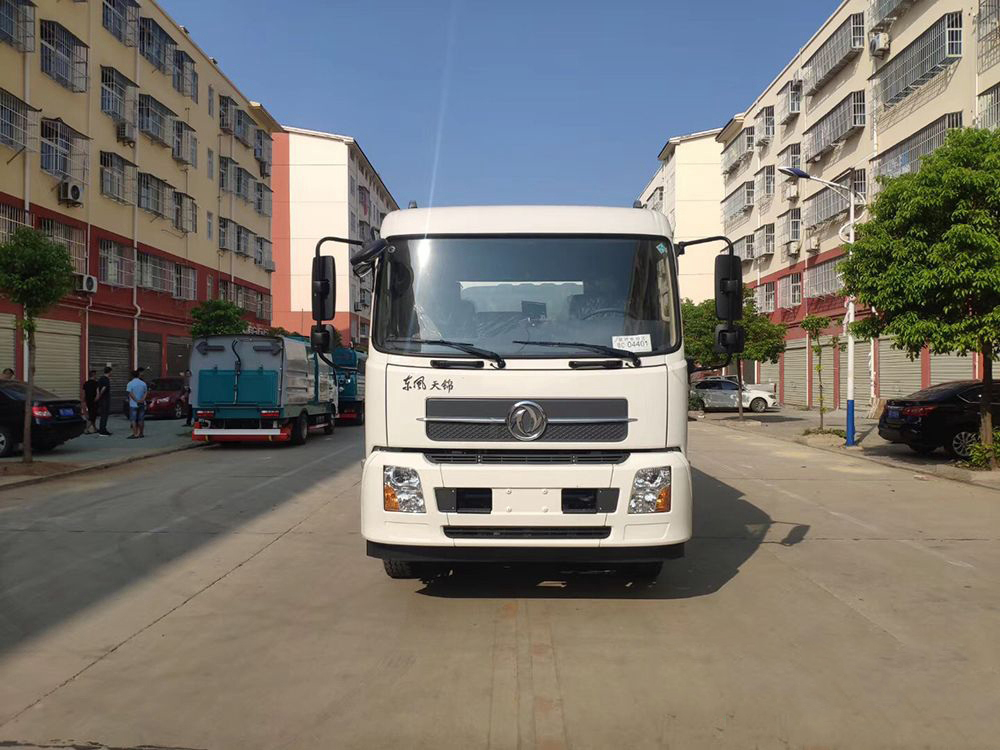 東風(fēng)天錦干濕兩用掃路車8立方塵