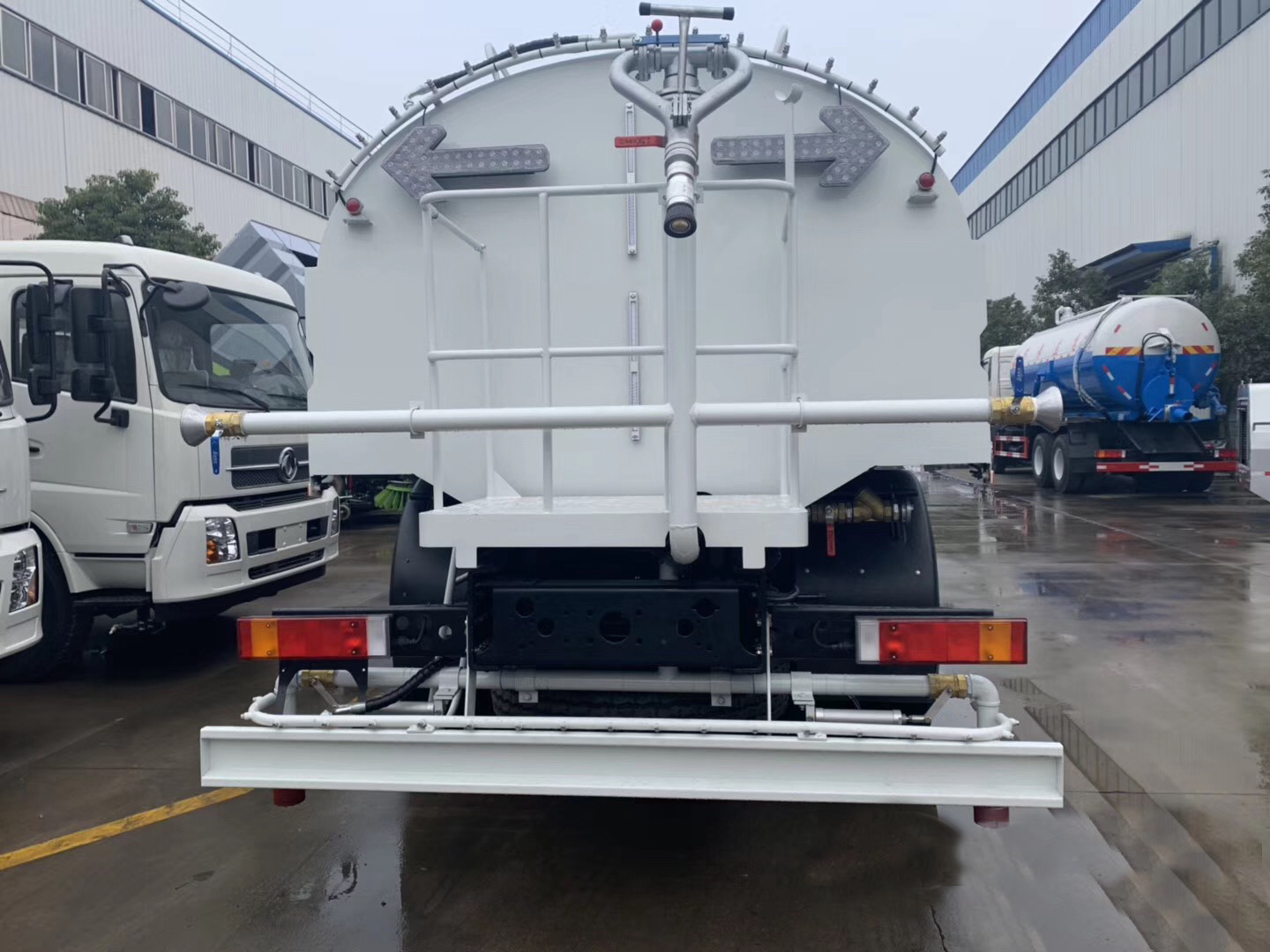 東風天龍后雙橋13立方路面清洗車