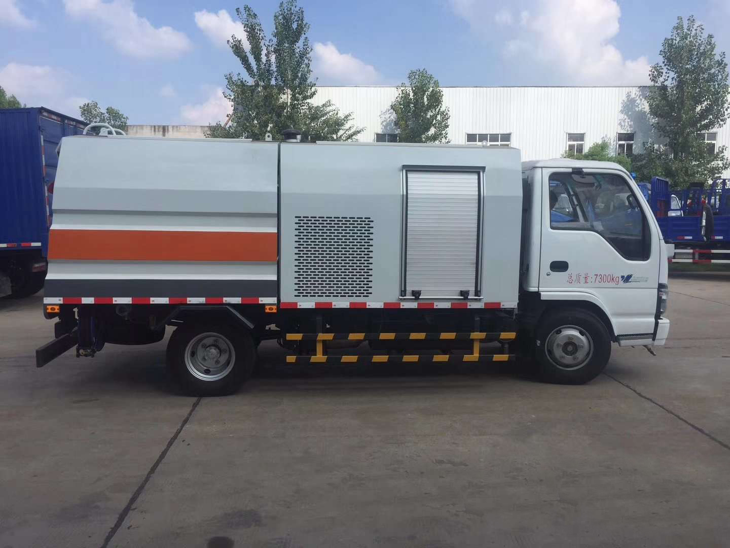 五十鈴4立方城市護(hù)欄清洗車