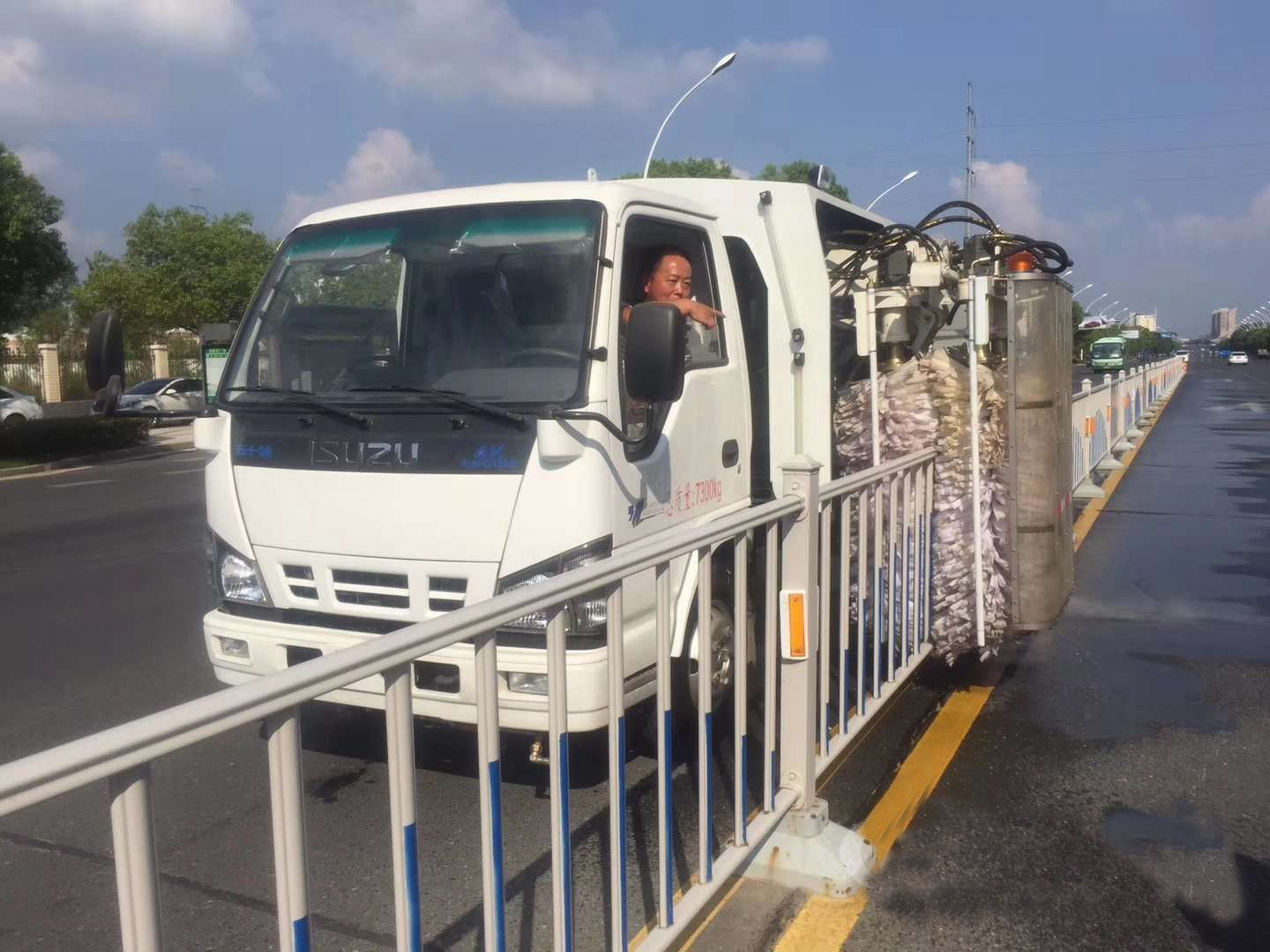 五十鈴4立方城市護(hù)欄清洗車