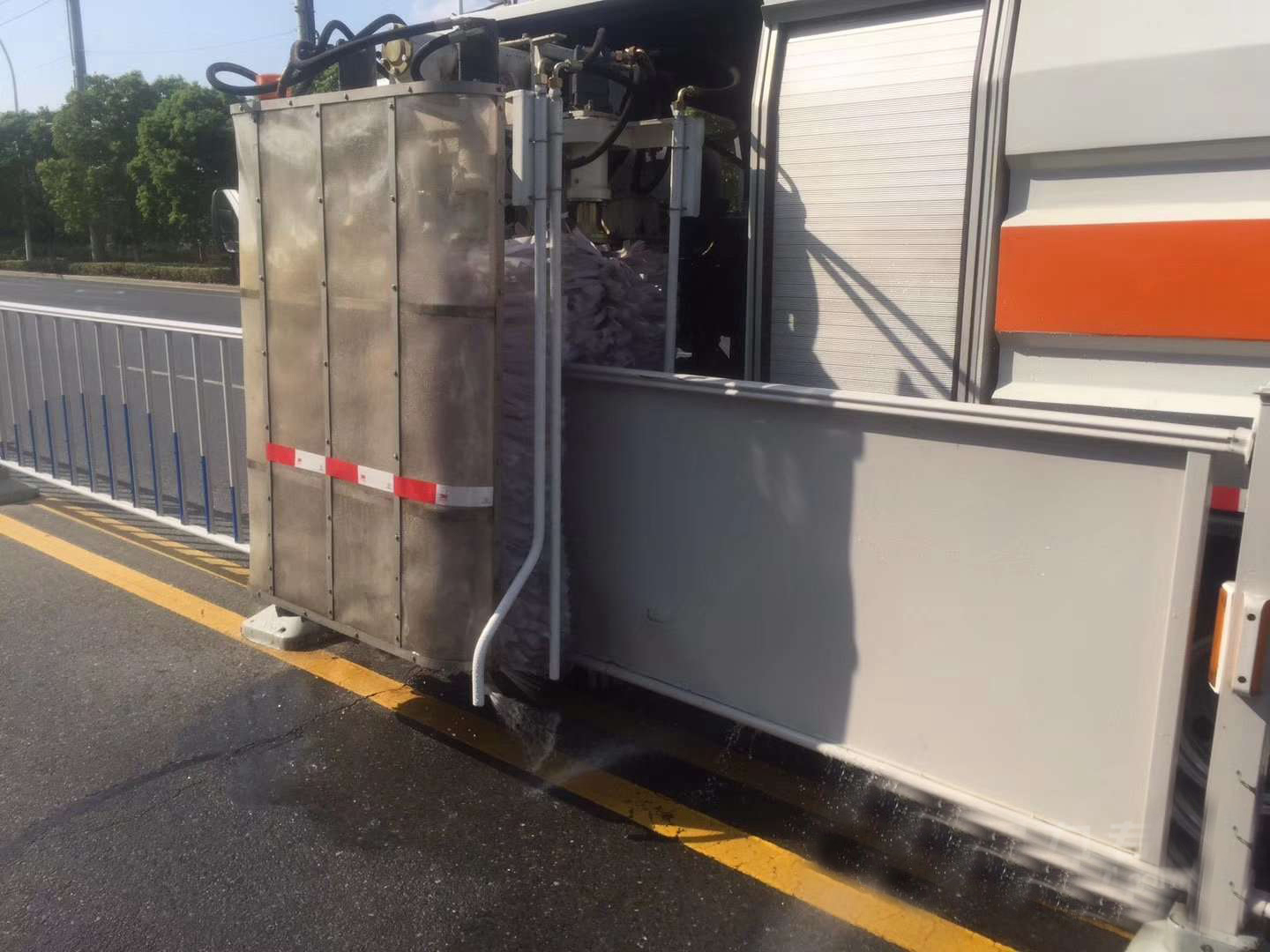五十鈴4立方城市護(hù)欄清洗車