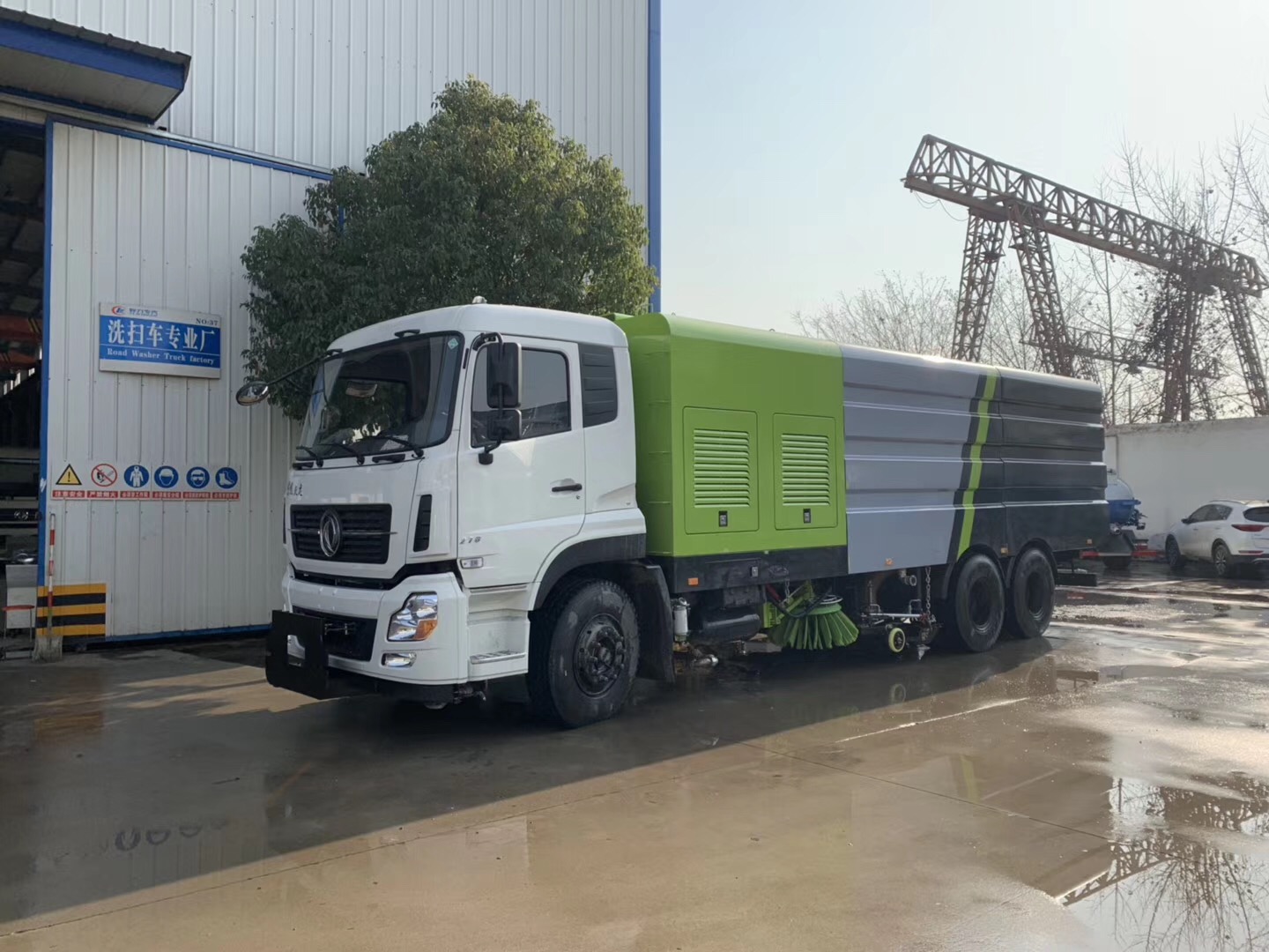 東風天龍洗掃車9立方塵箱/13立方水箱