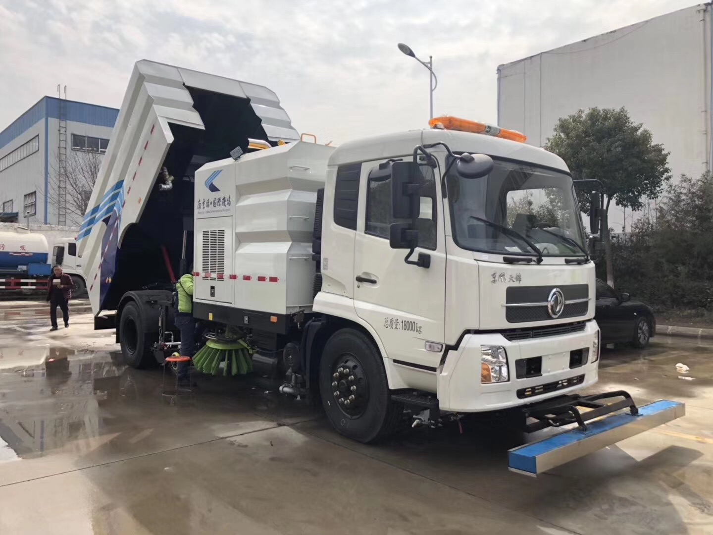 東風(fēng)天錦洗掃車7立方塵箱/8.5立方水箱