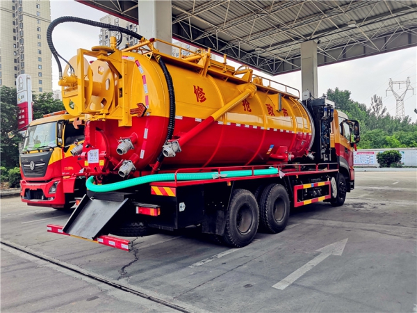 東風(fēng)天龍后八輪清洗吸污車