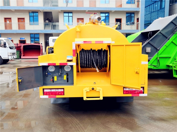 東風(fēng)小多利卡清洗吸糞車