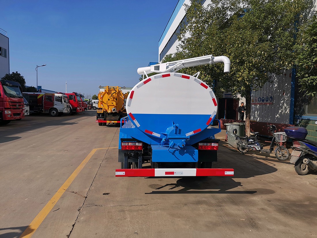 東風(fēng)小多利卡5立方吸糞車