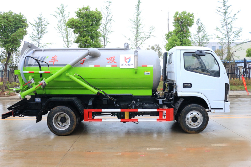 東風(fēng)小福瑞卡5立方吸污車