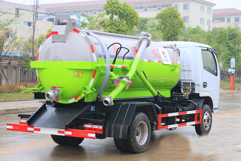 東風(fēng)小福瑞卡5立方吸污車