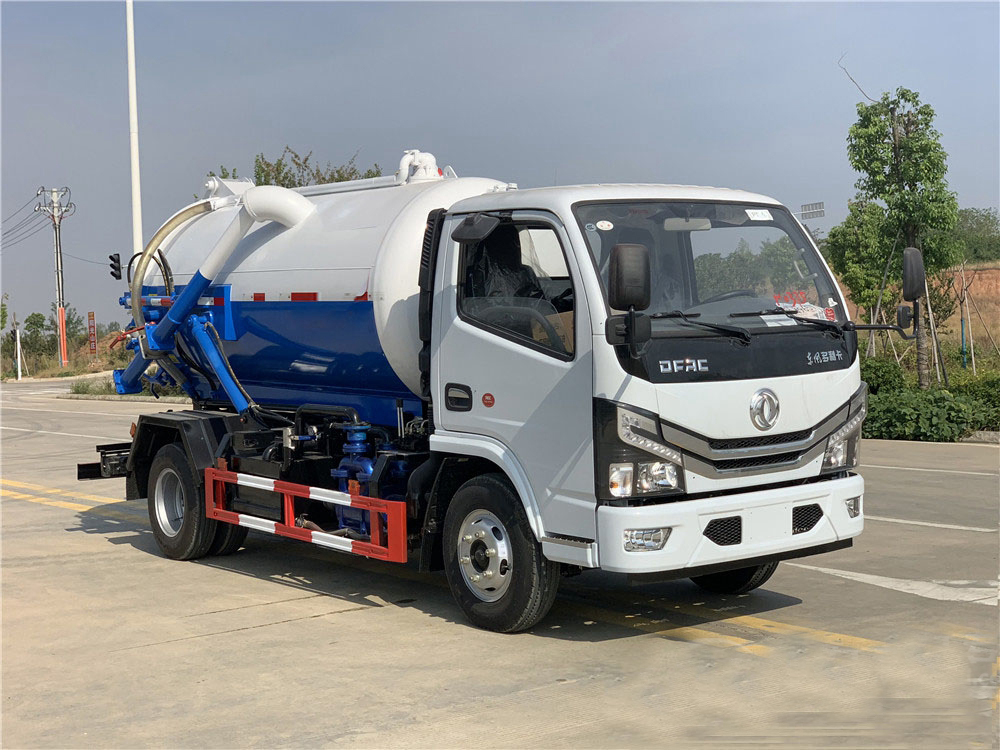 東風D6/4.5立方吸污車
