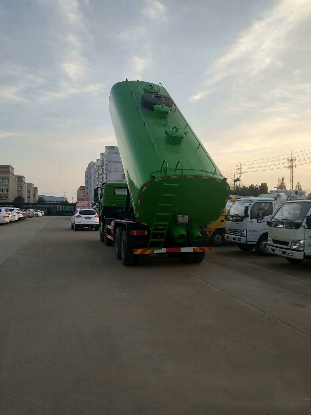 重汽24立方污泥自卸運(yùn)輸車