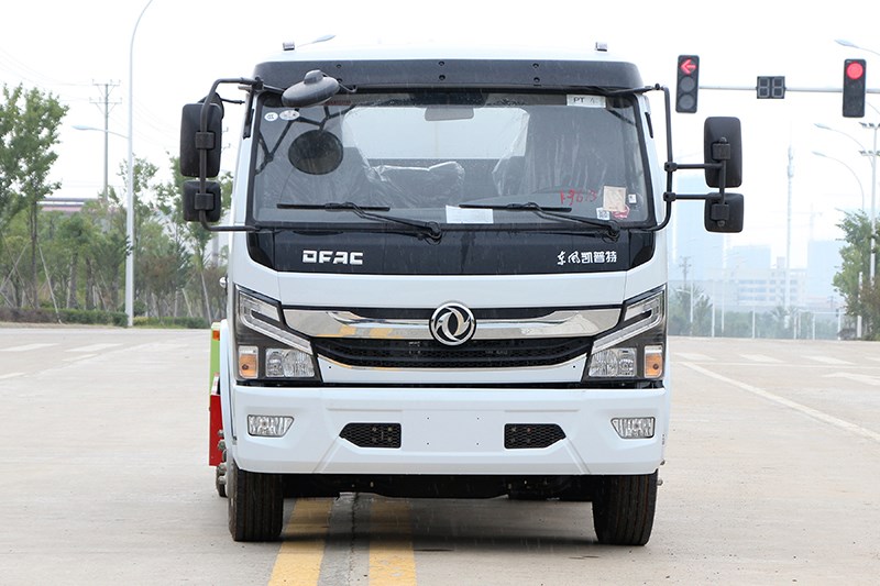 東風(fēng)大多利卡9.2立方灑水車(chē)