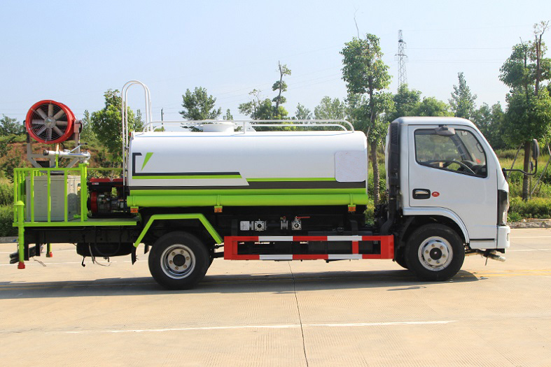 東風(fēng)小多利卡5立方噴霧灑水車