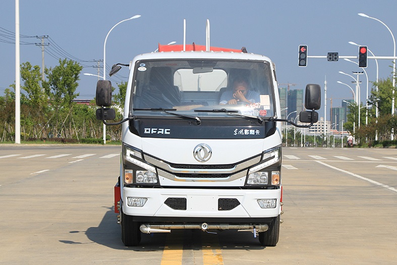 東風(fēng)小多利卡5立方噴霧灑水車
