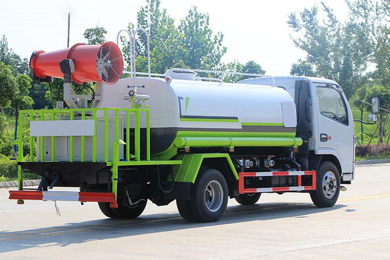 東風(fēng)小多利卡5立方噴霧灑水車