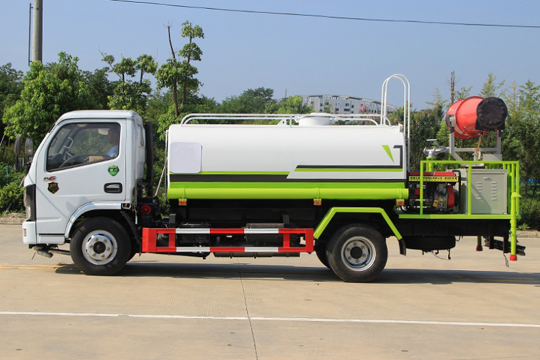 東風(fēng)小多利卡5立方噴霧灑水車