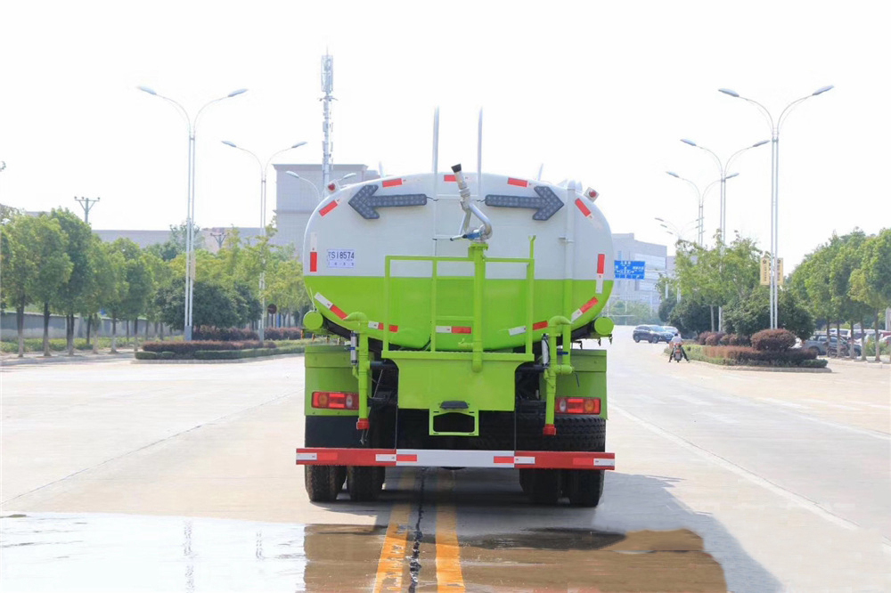 東風專底后雙橋20立方灑水車