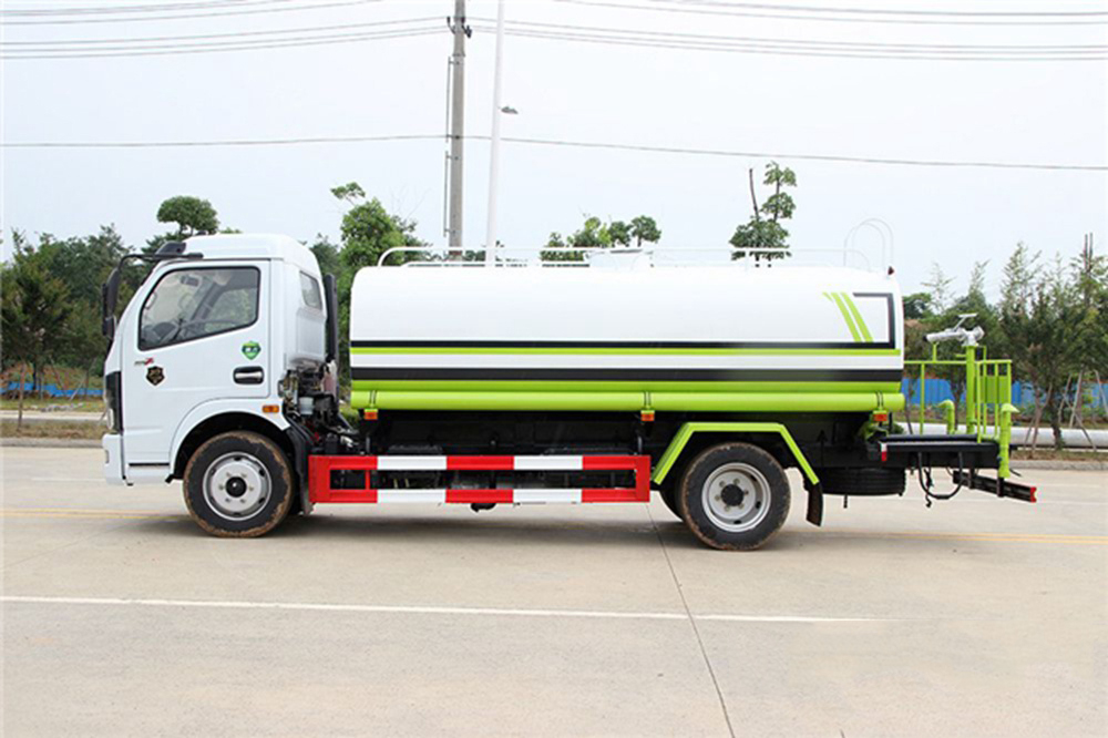 東風(fēng)D7/9立方灑水車