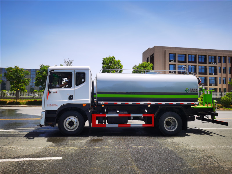 東風D9新款10-12立方灑水車