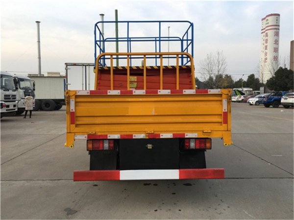 江鈴10米剪叉式升降平臺(tái)高空作業(yè)車(chē)