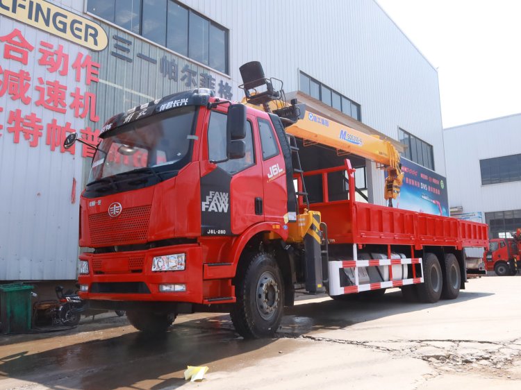 解放J6L后雙橋徐工12噸直臂式吊機(jī)隨車吊