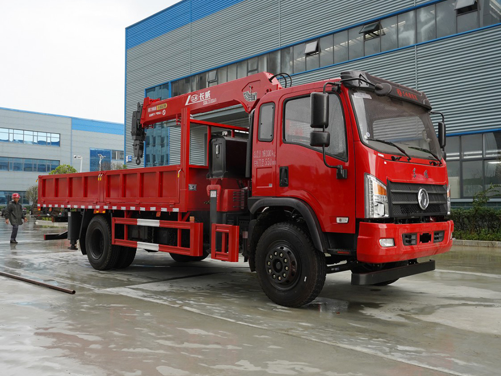 東風(fēng)D912小黃牌長(zhǎng)威6.3噸三節(jié)直臂吊機(jī)隨車吊