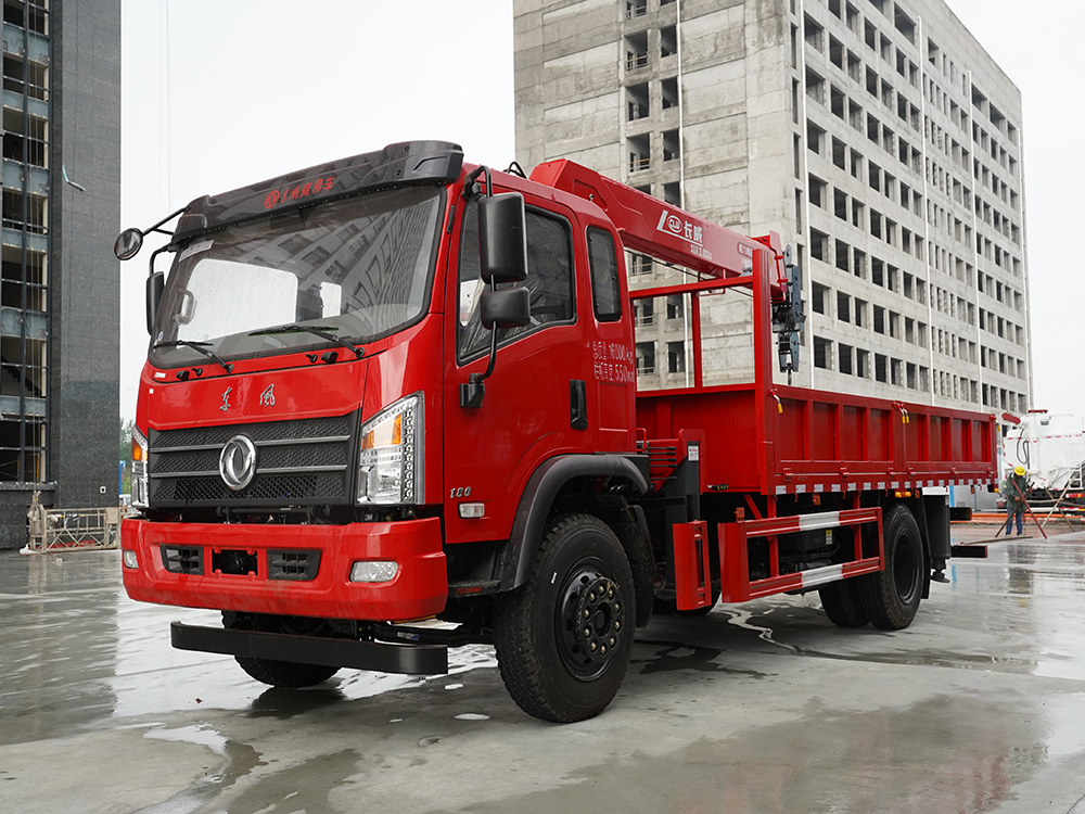 東風(fēng)D912小黃牌長(zhǎng)威6.3噸三節(jié)直臂吊機(jī)隨車吊